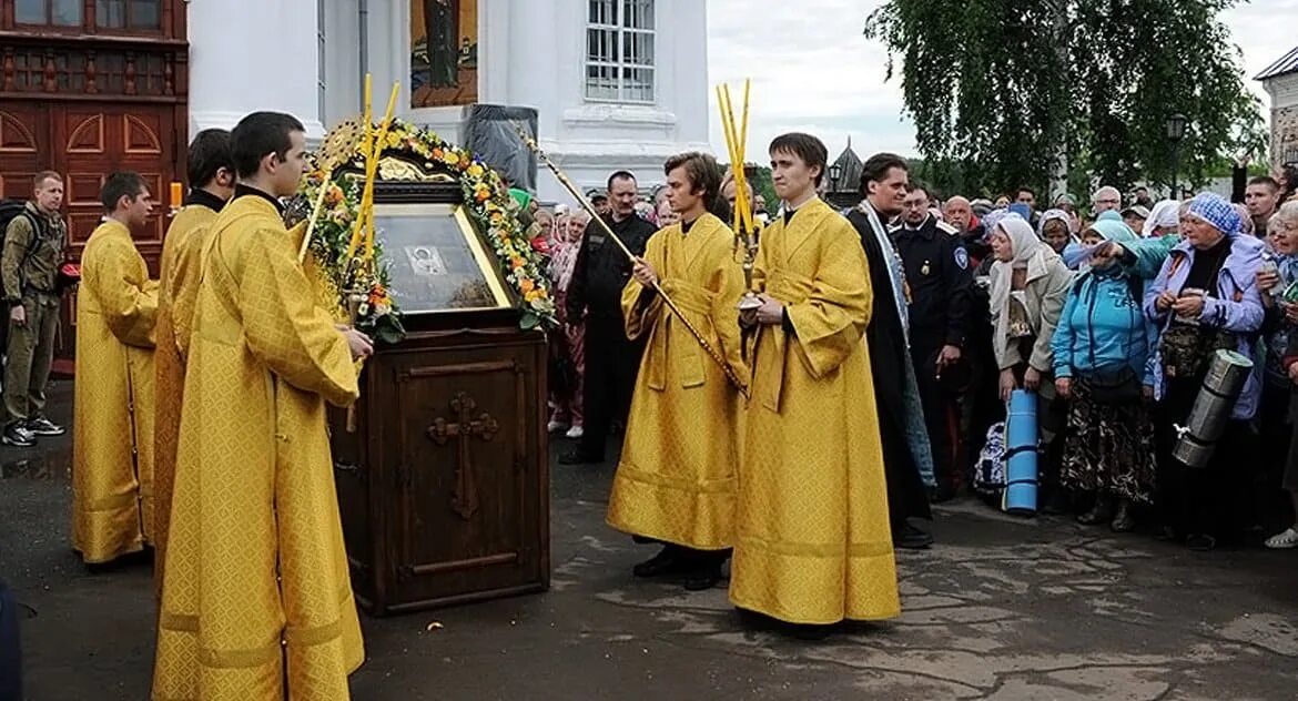 Крестный ход в белгороде сегодня во сколько. Великорецкий крестный ход 2022. Крестный ход Пермь 2023. Троице Сергиева Лавра Артос крестный ход.