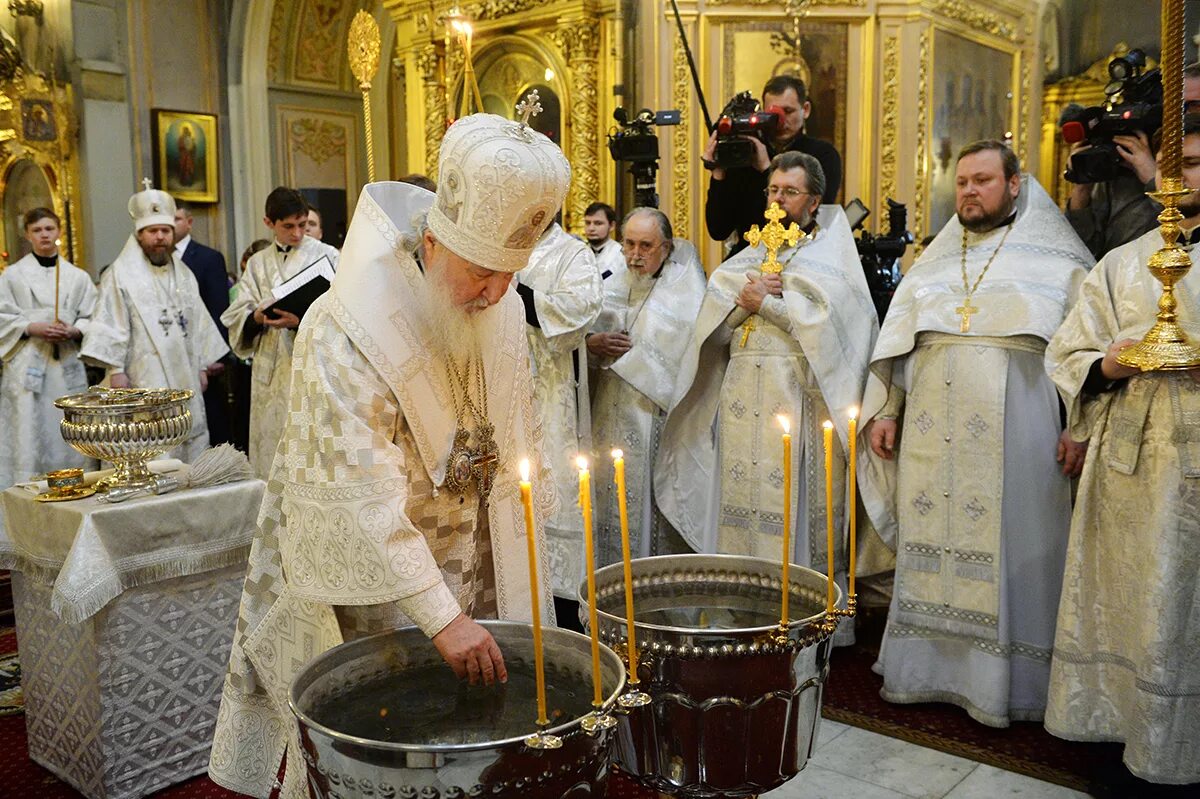Литургия после крещения. Дети в храме. Таинство церкви причащение. Великое освящение воды картинки. Причащение детей в храме.
