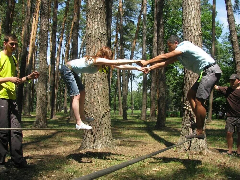 Спор между деревьями. Веревочный тимбилдинг. Веревочный тренинг. Тимбилдинг с веревками. Веревочный тимбилдинг на природе.