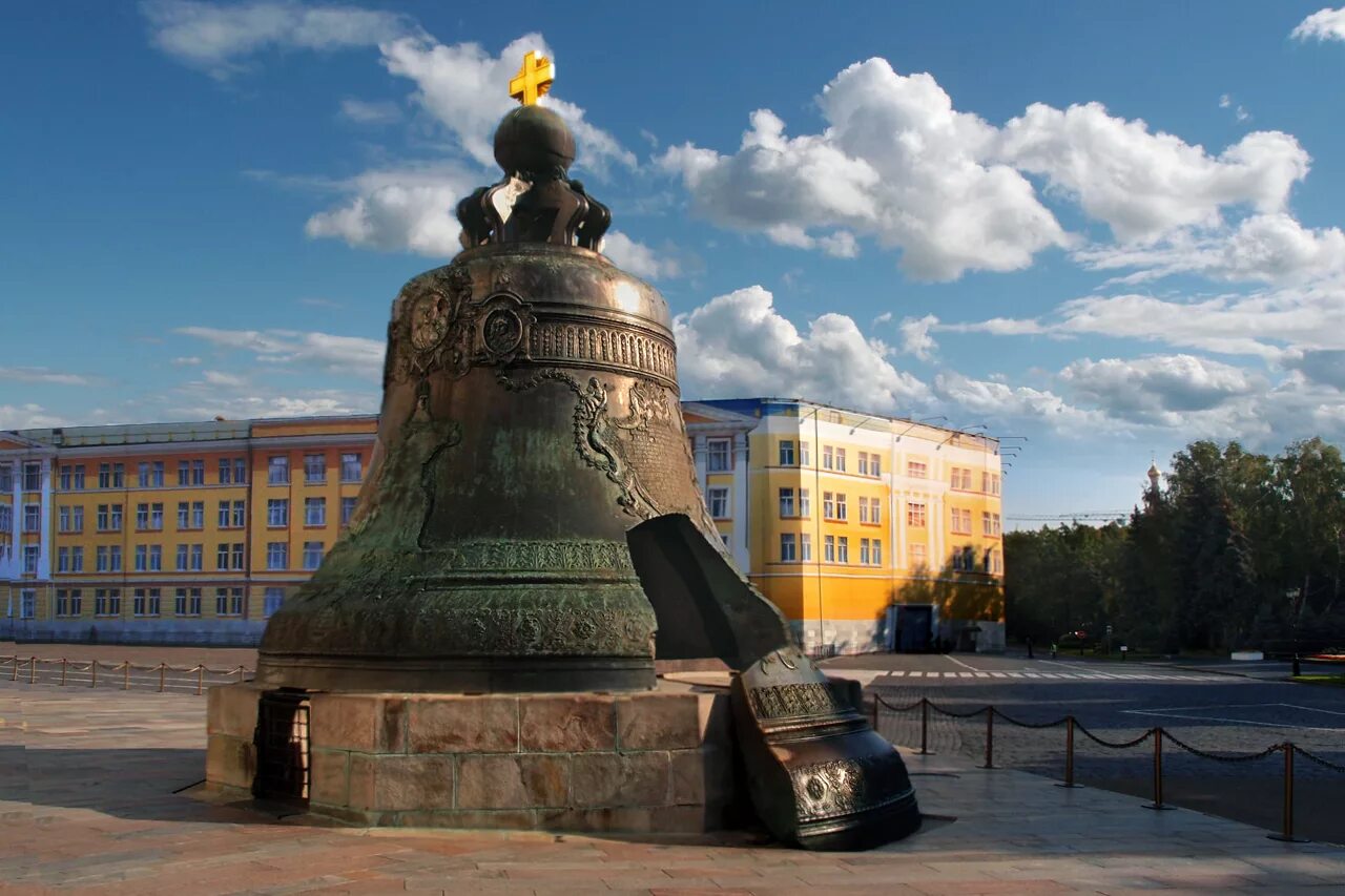 Самые значимые памятники. Царь-колокол Московский Кремль. Царь колокол в Москве. Исторические памятники России царь колокол. Достопримечательности Московского Кремля царь колокол.