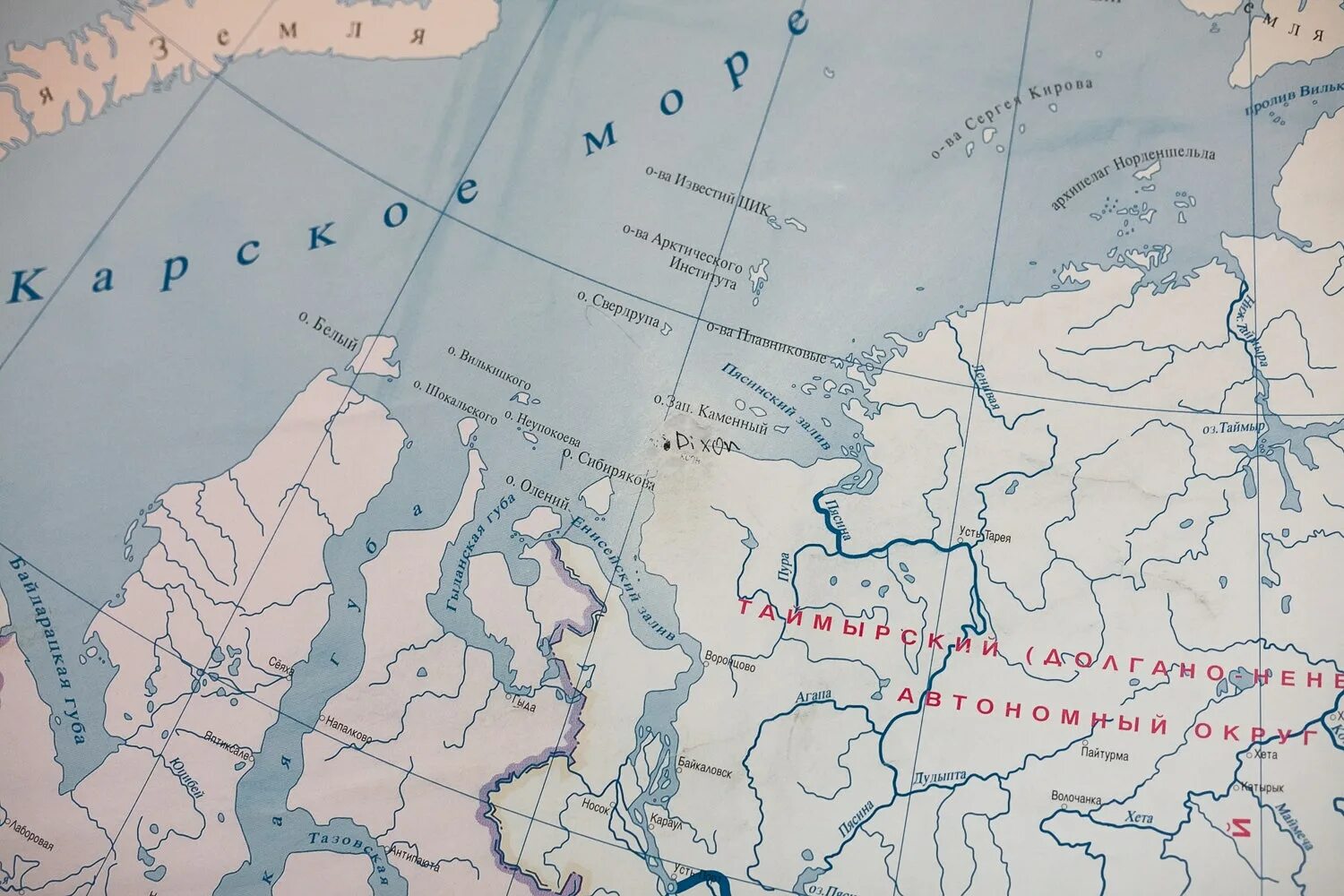 Где находится северный полуостров. Диксон посёлок на карте России. Диксон посёлок городского типа на карте. Остров Диксон на карте Красноярского края. Карское море Диксон.