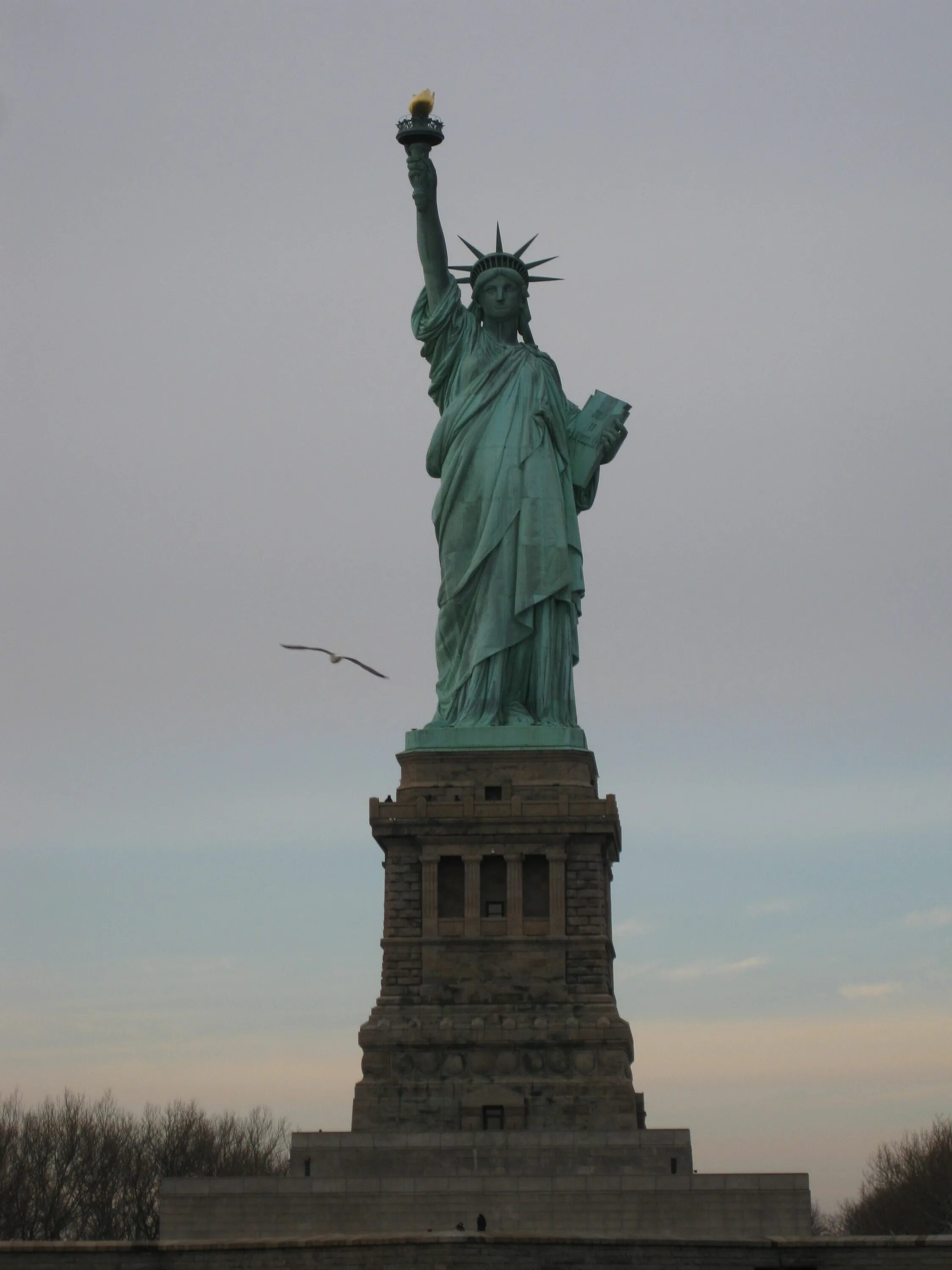 Со статуей. Статуя свободы Нью-Йорк. Краснодар статуя свободы. Фредерик Бартольди статуя свободы. Эмпайр-Стейт-Билдинг и статуя свободы.