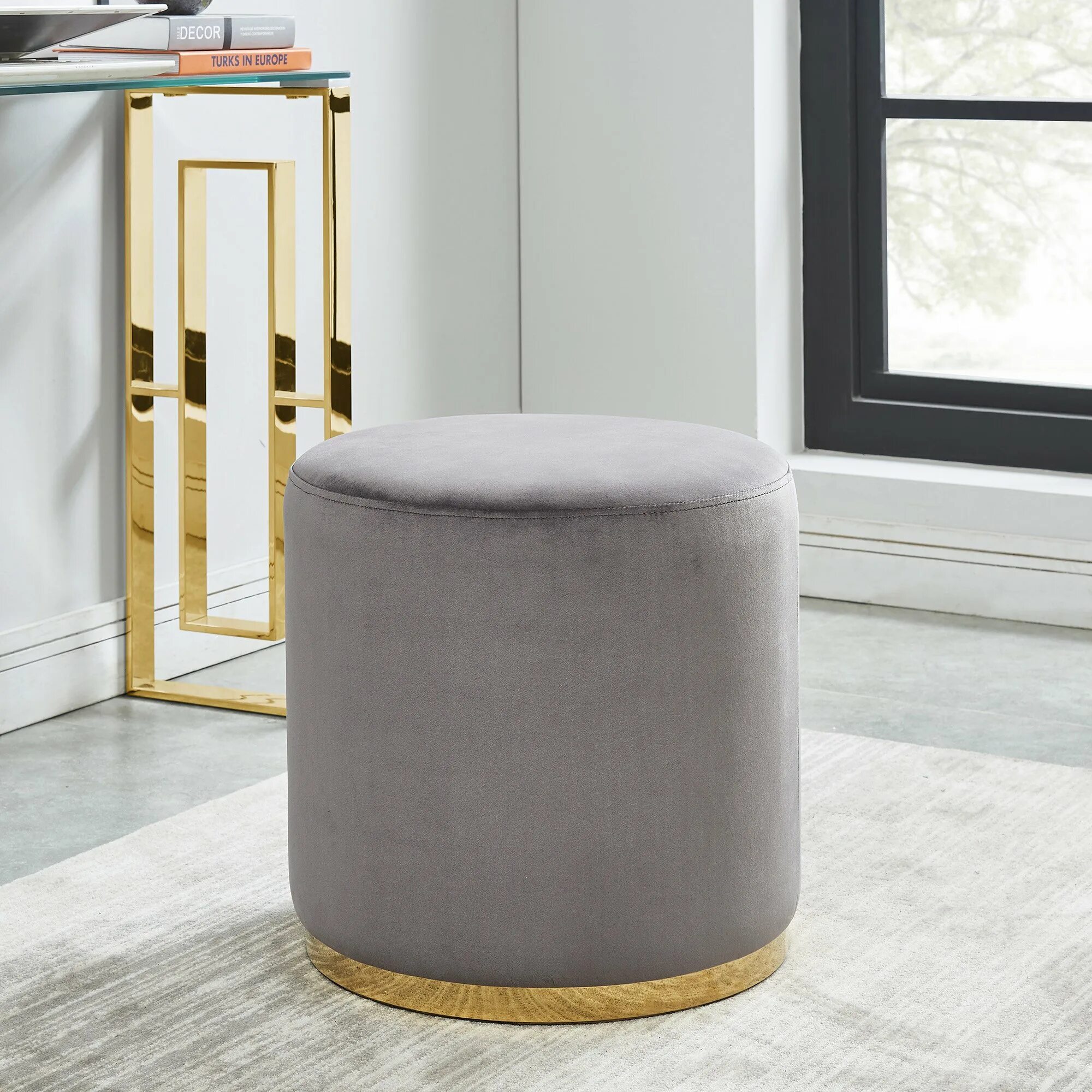 Пуфик в прихожую в современном стиле. Пуф hemlock ottoman velvet. пуф иви velvet grey. пуф george_stool. пуфик круглый.
