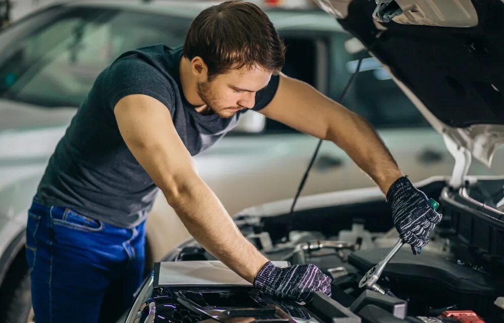 Sweety fox auto mechanic. Парень автомеханик. Мужчина чинит машину. Парень автослесарь. Парень механик.