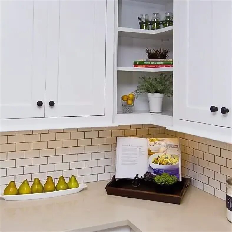 Как оформить угол на кухне. Открытые угловые полки на кухне. угловая кухня с полками в углу. угловая кухня с открытыми полками. кухня с полками открытыми в углу.