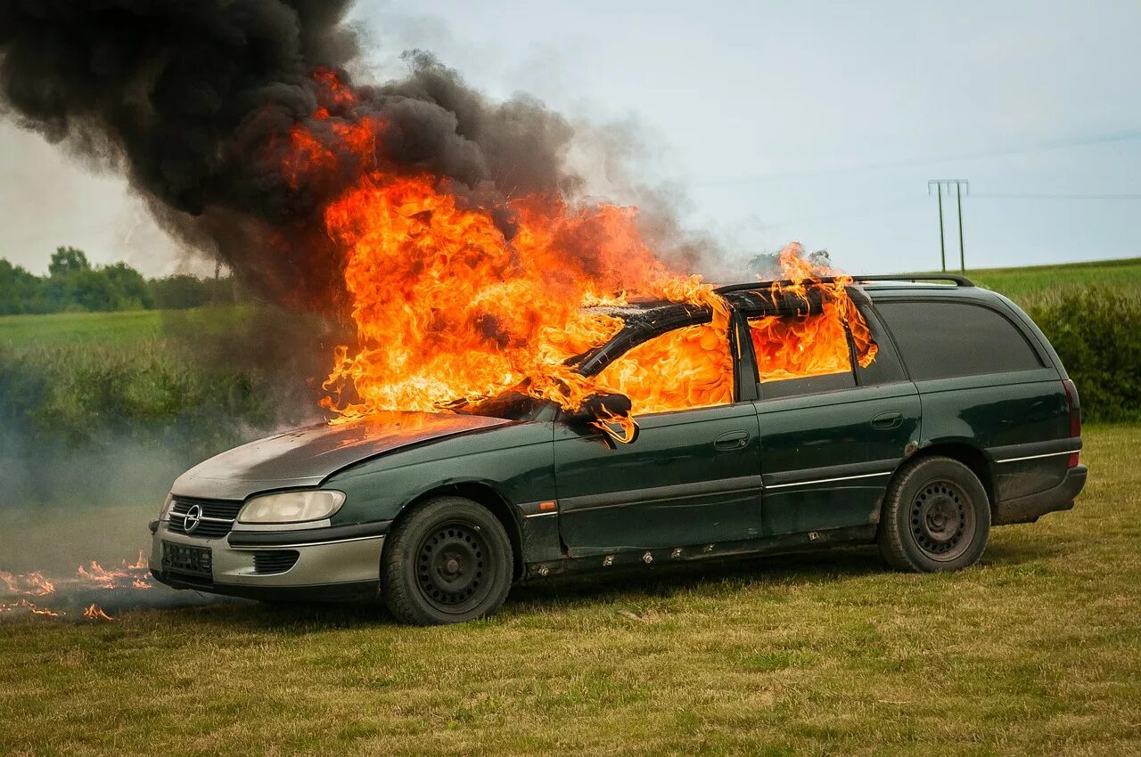 Машина в огне. Burning car. Burning car. Горящий мерседес. Burning car.