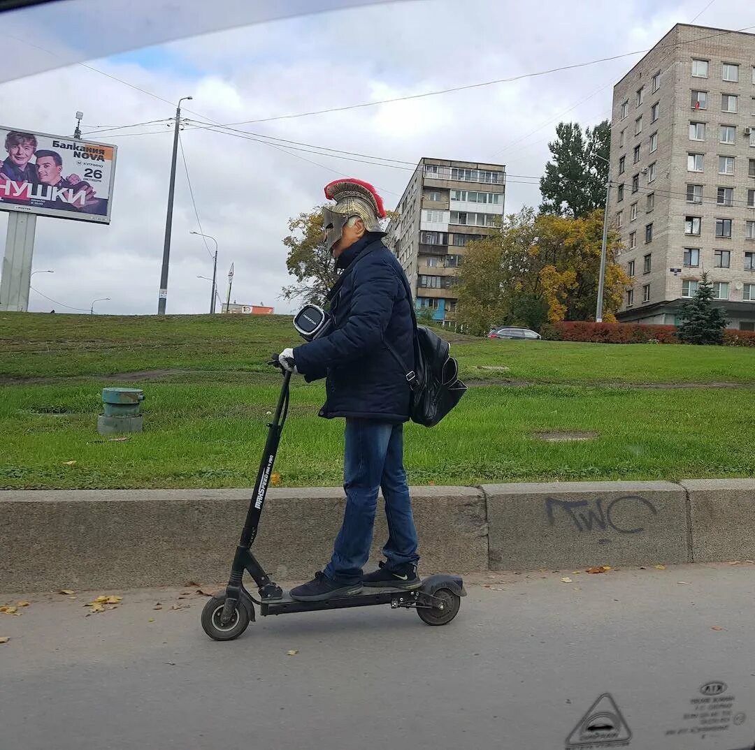 Бесплатные самокаты спб. Самокат. Человек на самокате. Парень на самокате. Чел на самокате.