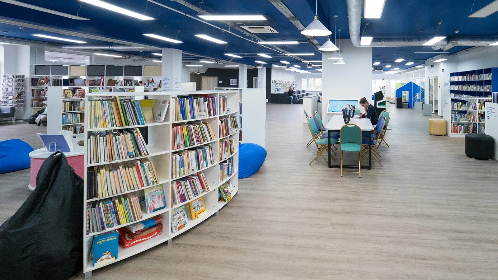 Библиотека анны ахматовой в крылатском. Смарт библиотека анны ахматовой. Библиотека ахматовой в крылатском. Центральная библиотека № 197 имени а. Смарт библиотека якутск.