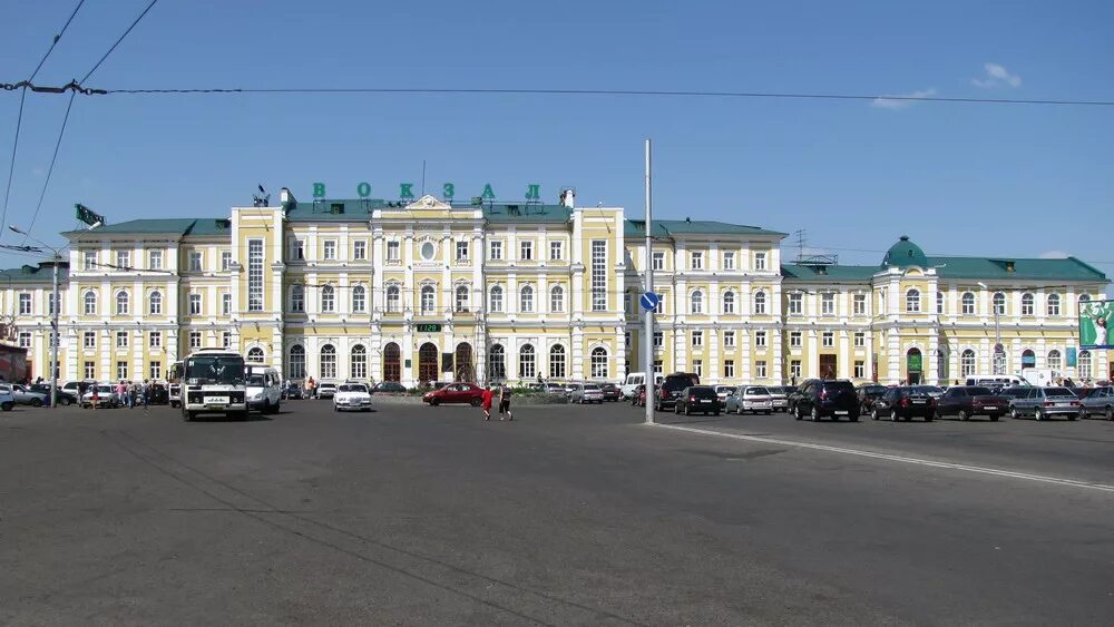 Жд вокзал г оренбурга. Жд вокзал г оренбурга. Жд вокзал г оренбурга. Памятник на вокзале в оренбурге. Железнодорожный вокзал оренбург.