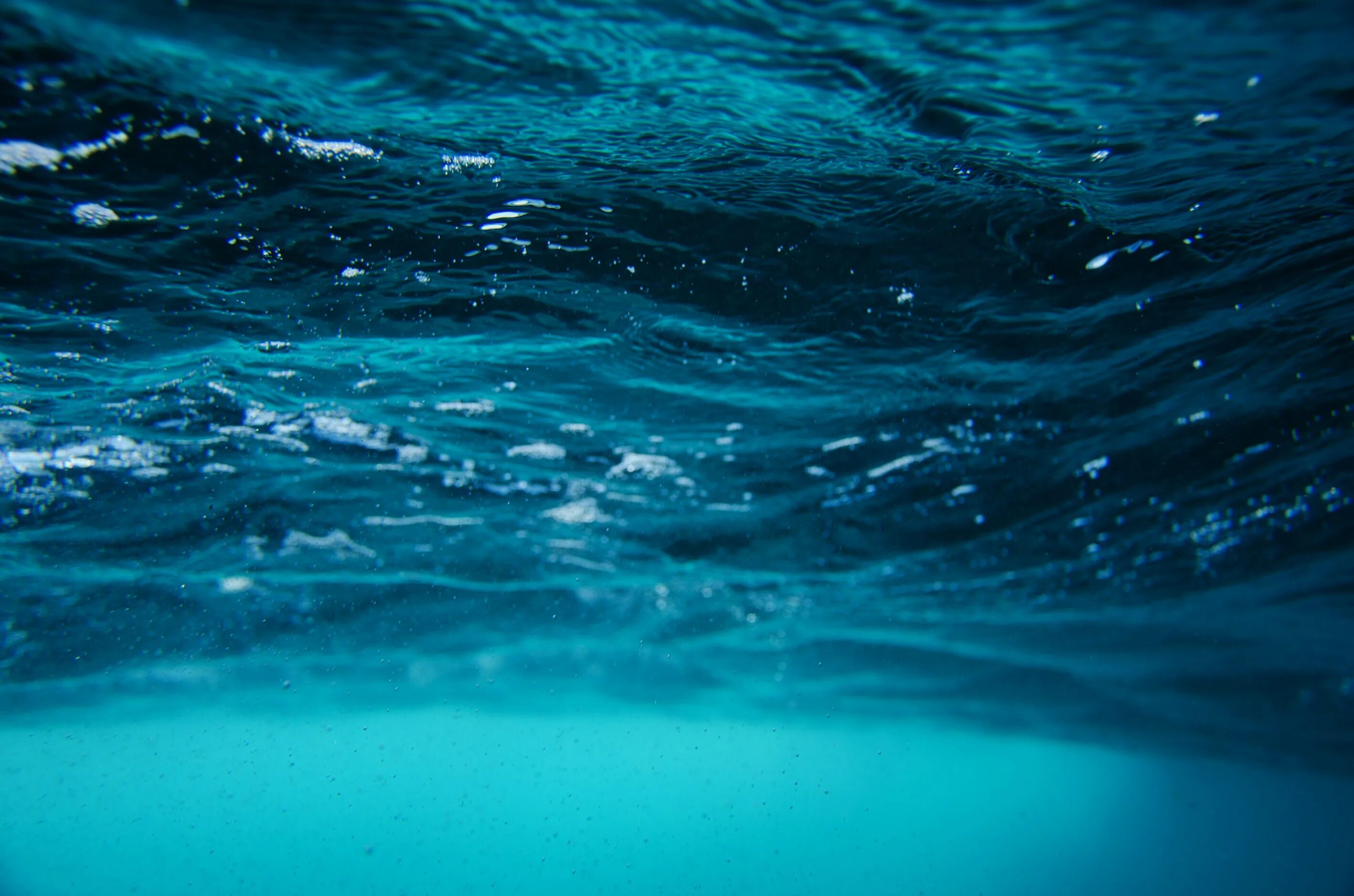 Океан. Гладь воды. Голубая вода. Морская вода.