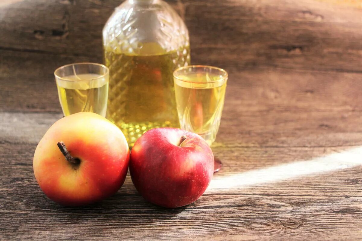 Кальвадос настойка на самогоне. Яблочный бренди кальвадос. Кальвадос из самогона. Кальвадос домашний. Самогон на яблоках кальвадос.