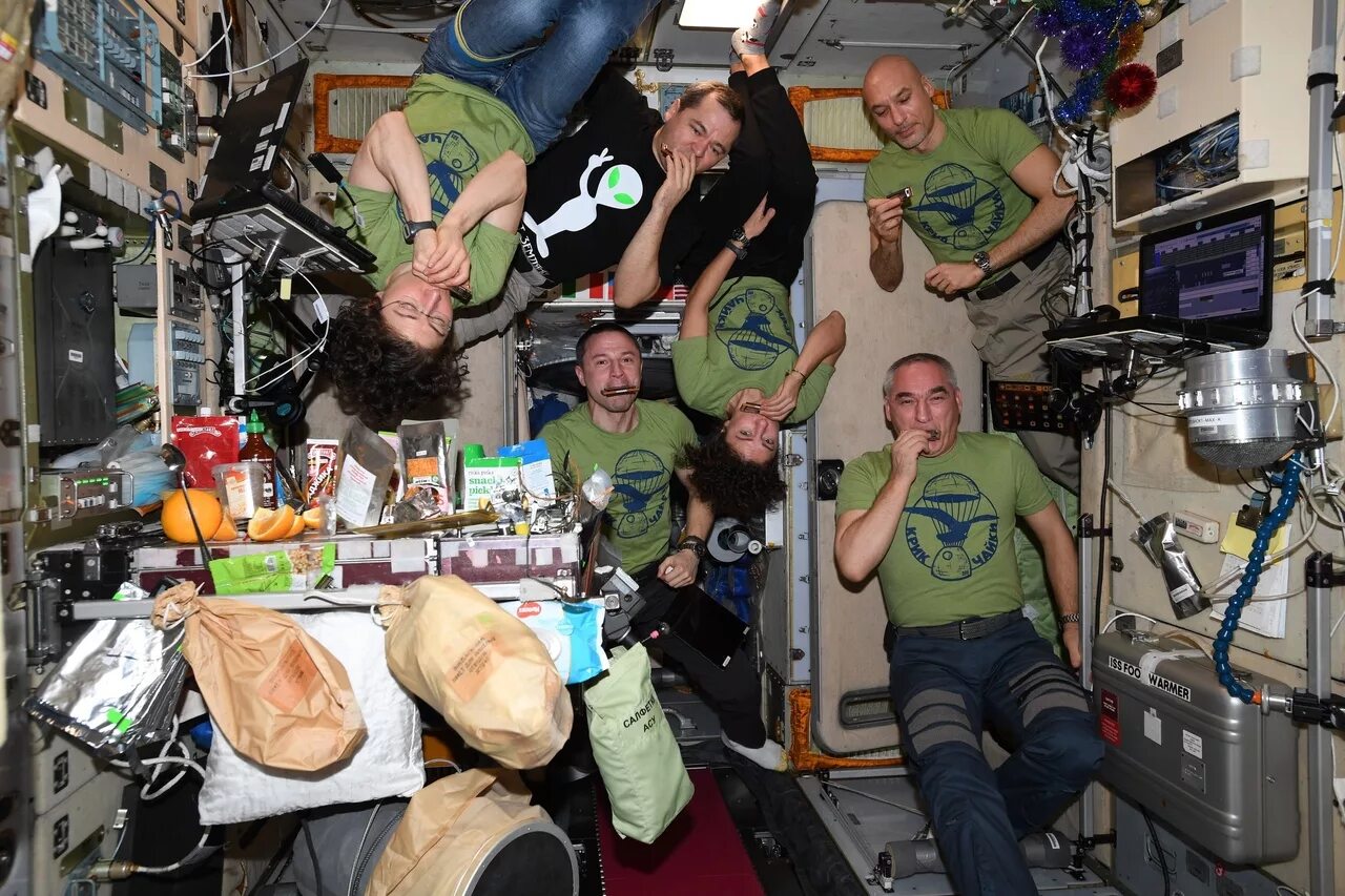 союз тма-10. работа на мкс. штаны космонавта мкс. рабочий день на мкс. мкс хоккей.