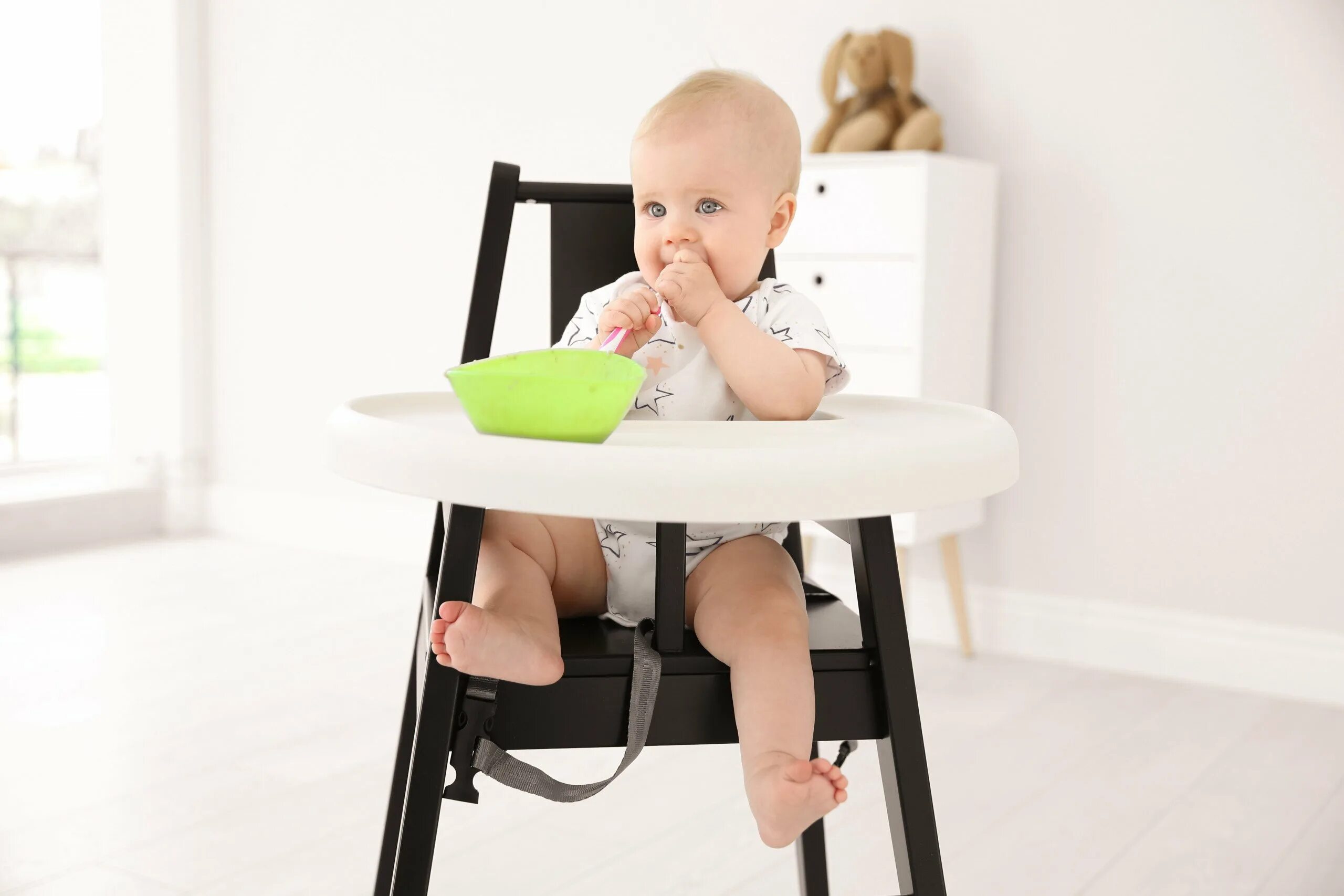 Голодный стул. Ребенок ест на растущем стуле фото. Diaper woman Chair eat Baby food. Diaper while Locked in the High Chair. Locked & Fed in the High Chair u.