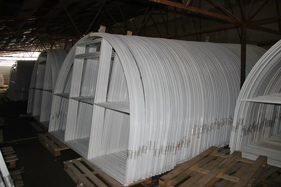 Теплица из оцинкованного профиля. Теплица митлайдер из поликарбоната. Завод по изготовлению теплиц. Цех по производству теплиц. Цех из поликарбоната.