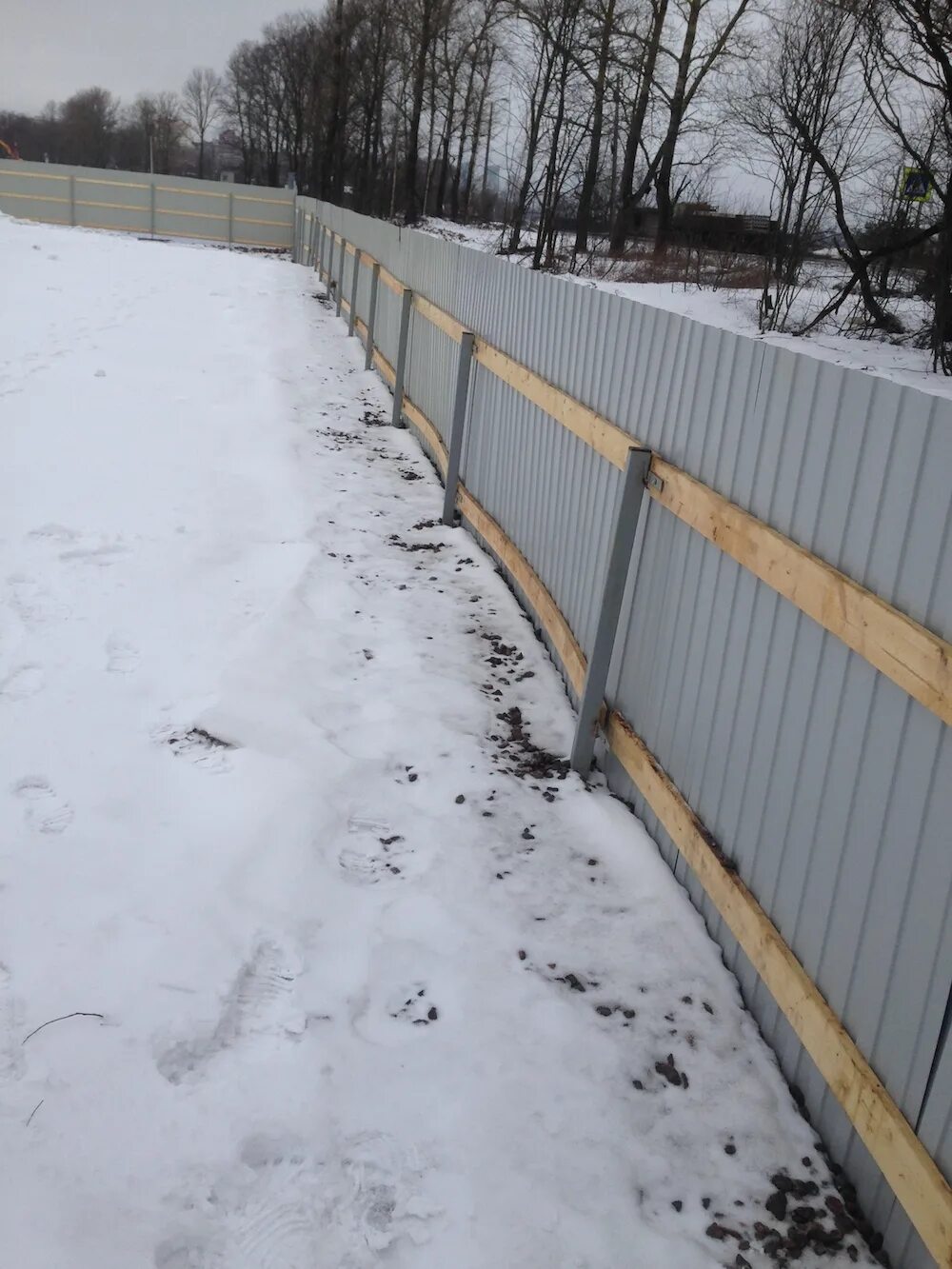 Временный забор на участке дешево. Временные ограждения ту400-28337-79. временный забор на участке. временный забор для стройки из профлиста. временный забор на участке для стройки.