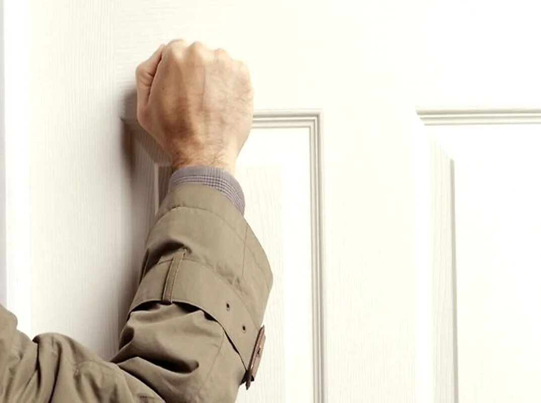 Стучаться рисунок. Стучится в дверь. Мемы на дверь. Три часа ночи стук в дверь у меня от испуга аж. Мужчина заглядывает в дверь.