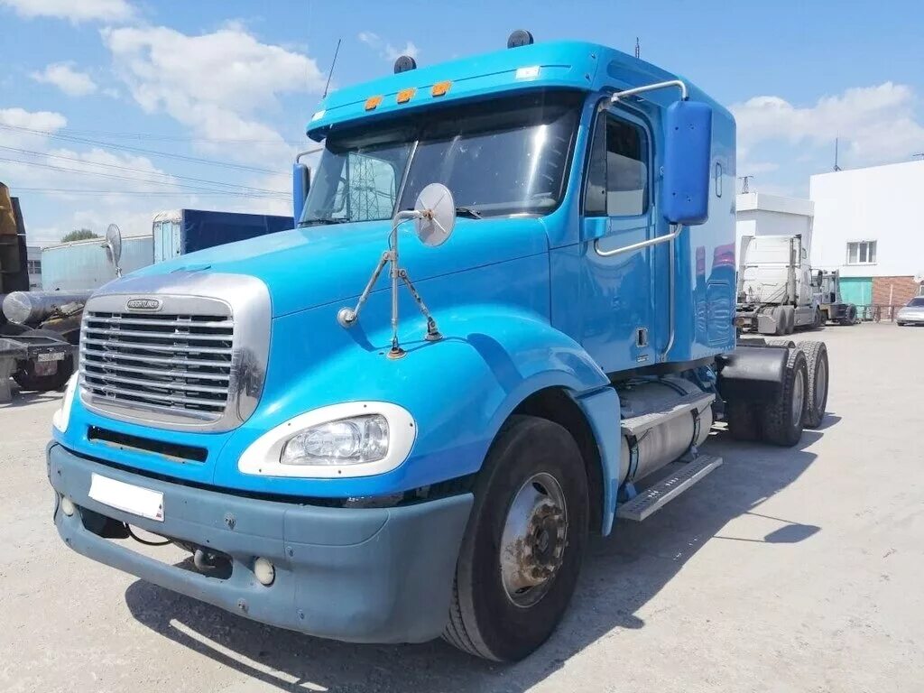 Куплю б у фредлайнер в россии. Freightliner Columbia синий. Фредлайнер коламбия 2002. Freightliner Columbia 2002 год.