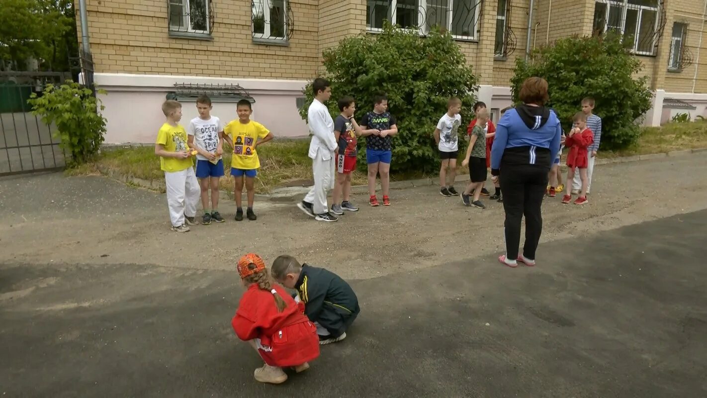 Подростки летом в городе. Школа 5 Кострома. Фото отряда молодого 2022. Картинка летние каникулы 2022. Фабричный округ кострома