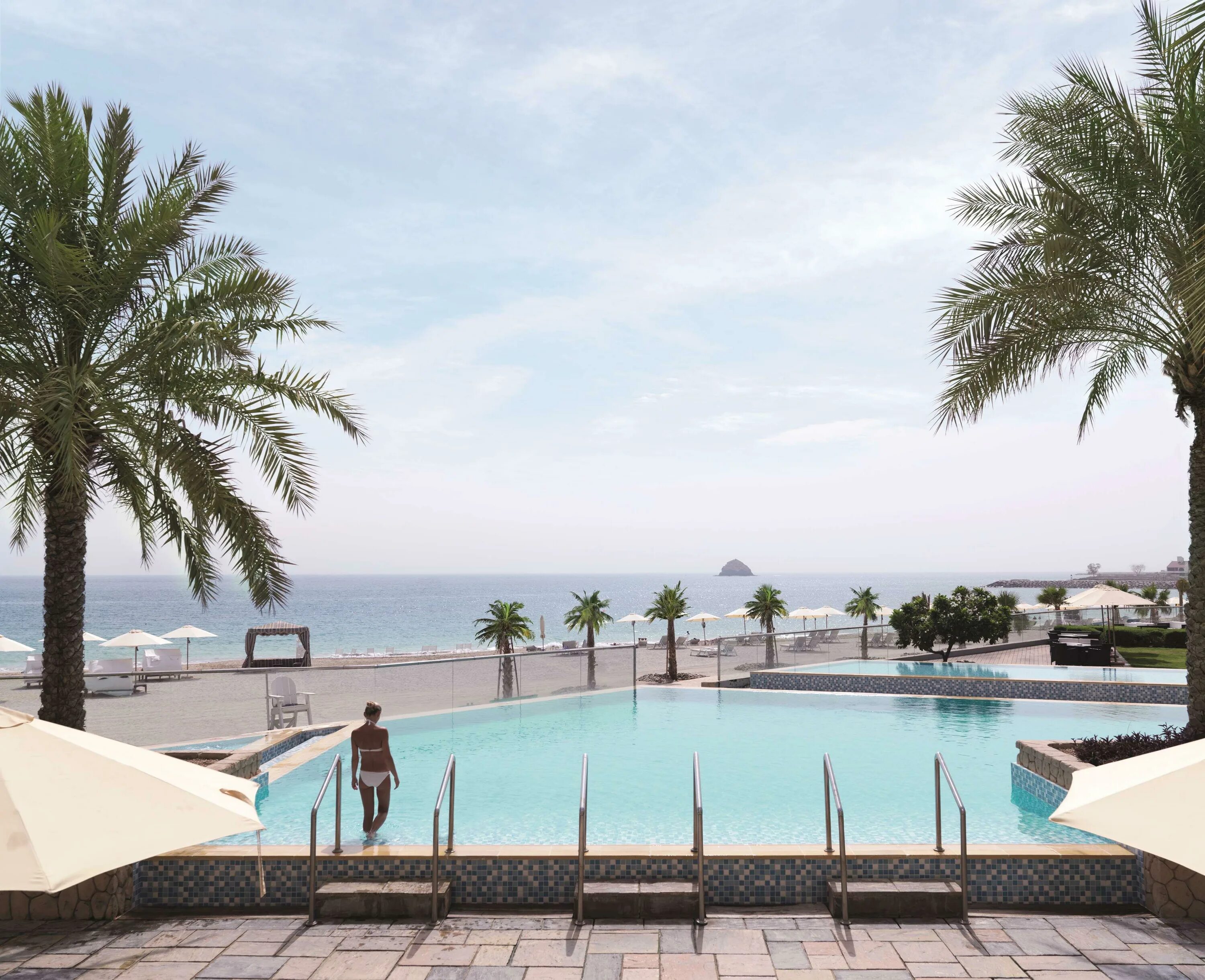 Radisson blu resort fujairah 5 фуджейра. Эль-фуджейра radisson. фуджейра пляж 2002 рэдиссон. radisson beach resort palm дубай. radisson blu fujairah напитки.