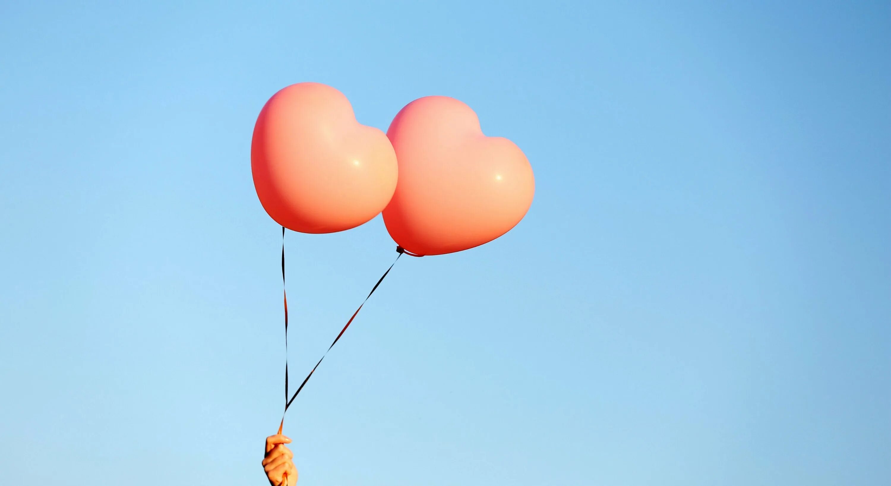 Много шариков. Шарик улетел. Улетающий воздушный шар. Отпускаем в небо воздушные шары. Воздушные шары.