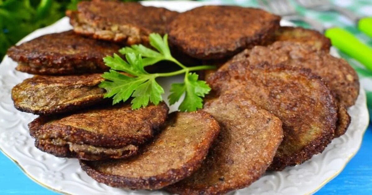 Печеночники рецепт из куриной. Печеночные котлеты. биточки из печени. печеночные котлеты с манкой. печеночники из куриной печени.
