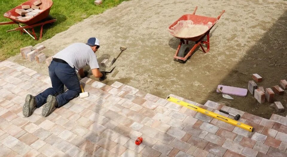 Красивая укладка тротуарной плитки. Укладка плитки на даче. Технология укладки тротуарной плитки. Как класть брусчатку на песок. Укладчик брусчатки.