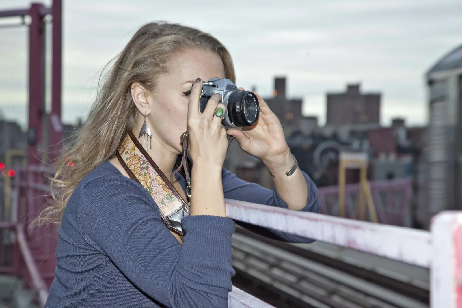 Depositphotos офис. фотосток для авторов. успешный фотограф. человек фотографирует. бесплатный фотосток pixabay.