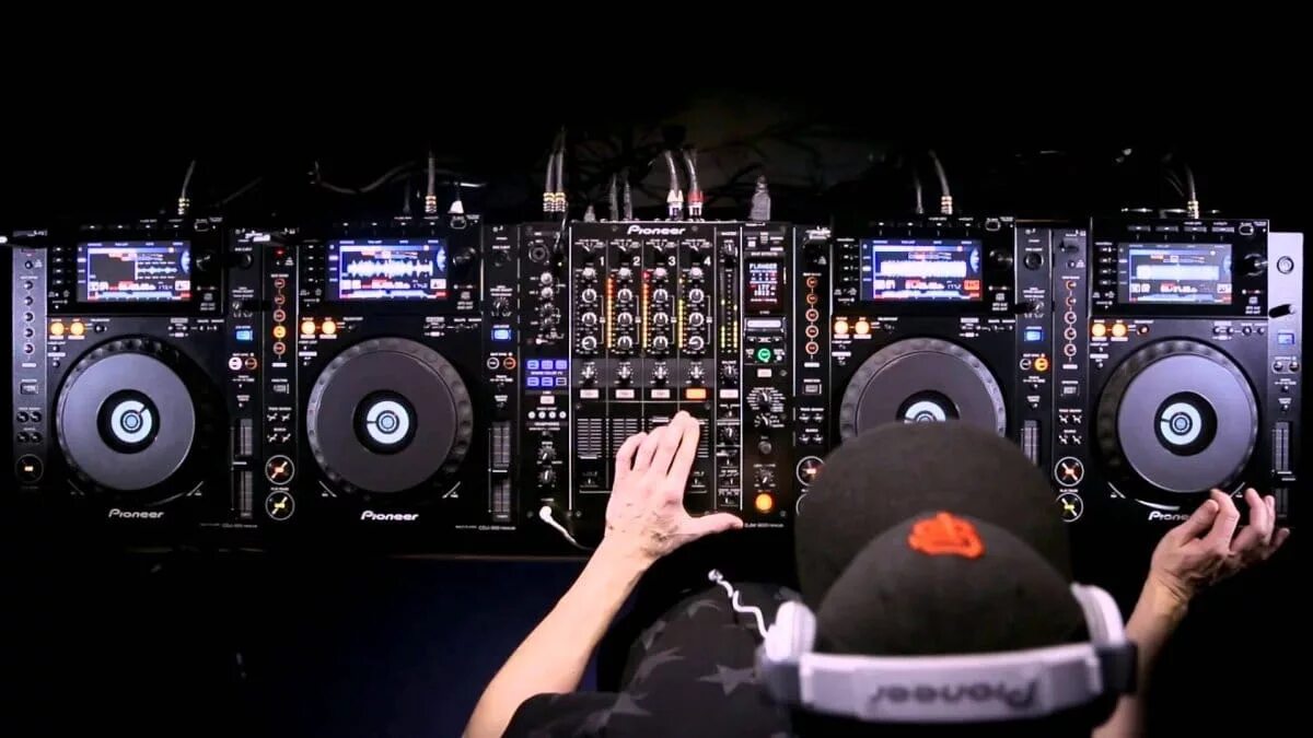 Сделать фотку с музыкой. Pioneer DJING. DJ за пультом Pioneer DJ. Пульт диджея вид сверху. Диджейский пульт на черном фоне.