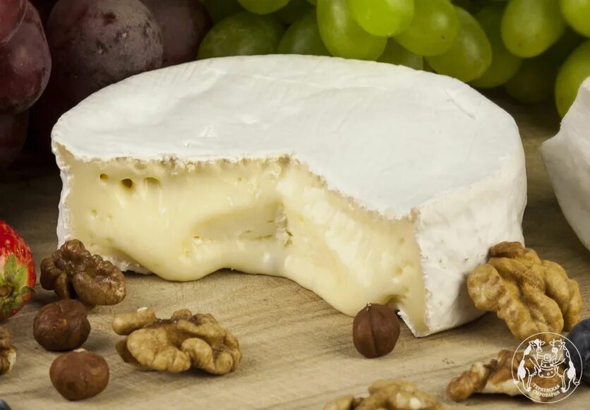 сыр камамбер долины лефкадия. сыры бри и камамбер. мягкий французский сыр с плесенью. закуски из сыра. сыр камамбер вкусно.