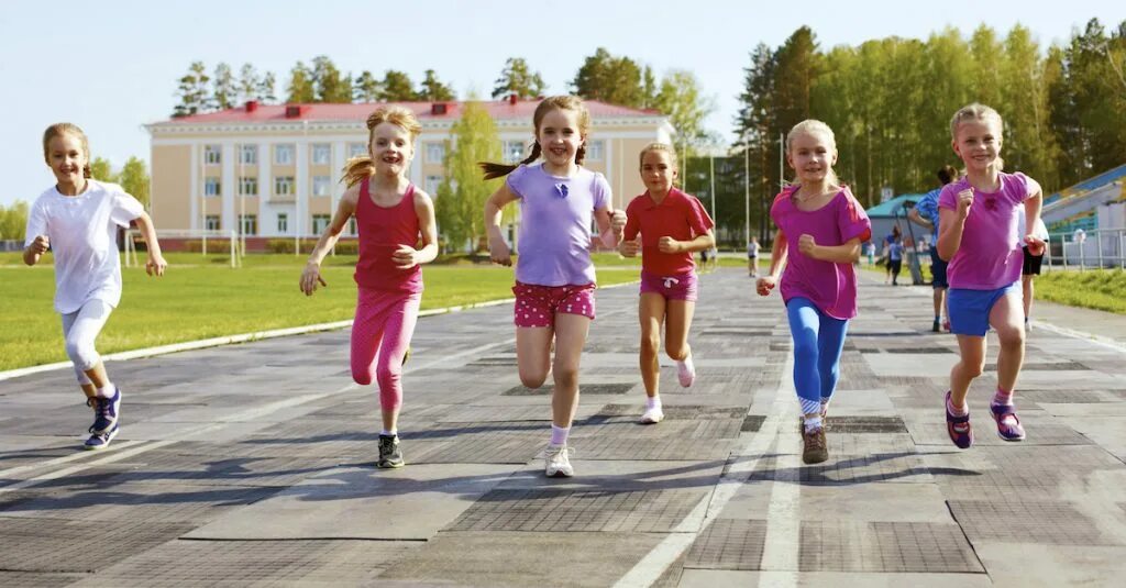 Ходьба дети. Оздоровительный бег. Физическое здоровье детей. Человек на пробежке. Спортивная ходьба в парке.