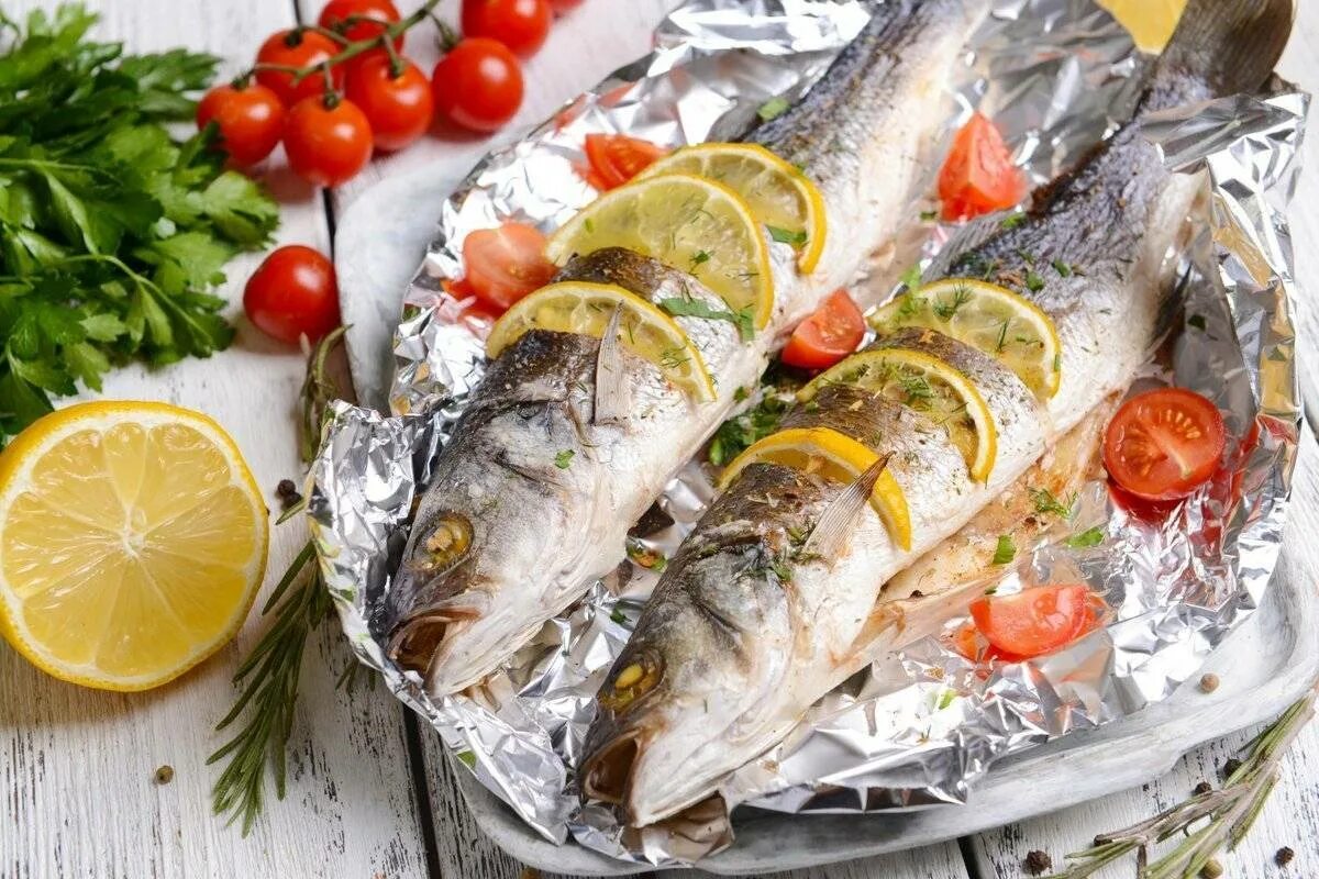 Рецепт приготовления рыба с овощами. Сибас рыба. Скумбрия сибас. Сибас с овощами в фольге. Сибас запеченный в фольге.