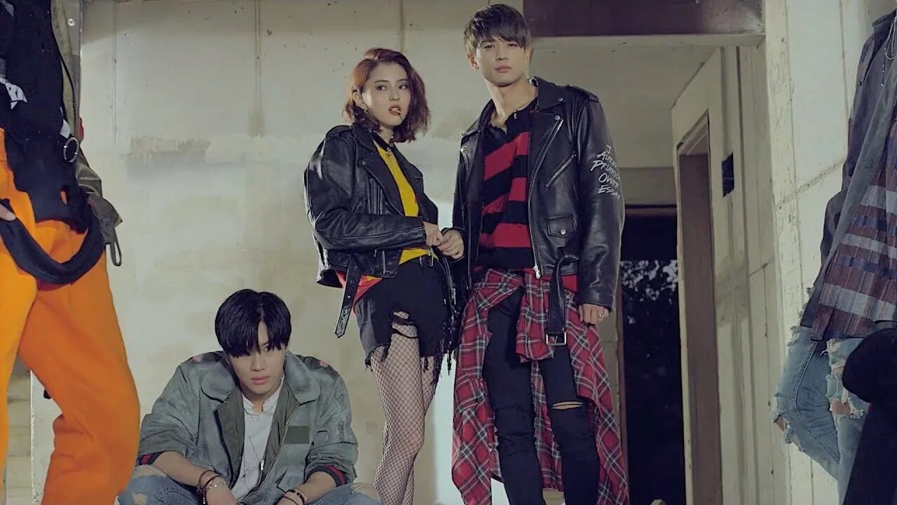 Don t tell me what to do. SHINEE tell me what to do. Со Хи в клипе шайни. Tell me what to do. SHINEE tell me what to do Taemin.