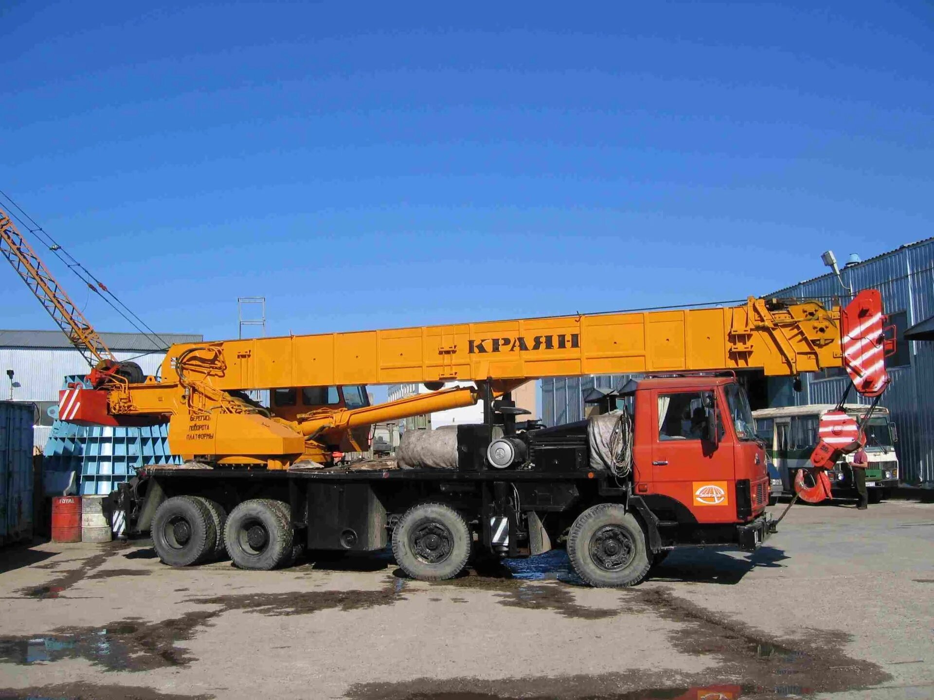 барнаул автокраны. автокран маз - кс- кс-5571by-5-22. автокран маз машека. камаз галичанин 25 тонн стрела 31 метр.