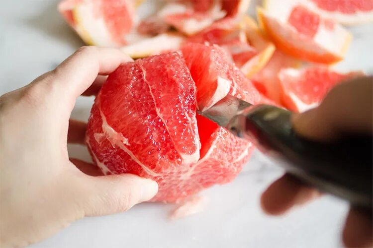 Снять кожуру. Нарезка грейпфрута. Грейпфрут нарезанный. Красиво порезать грейпфрут. Мясо и грейпфрут.