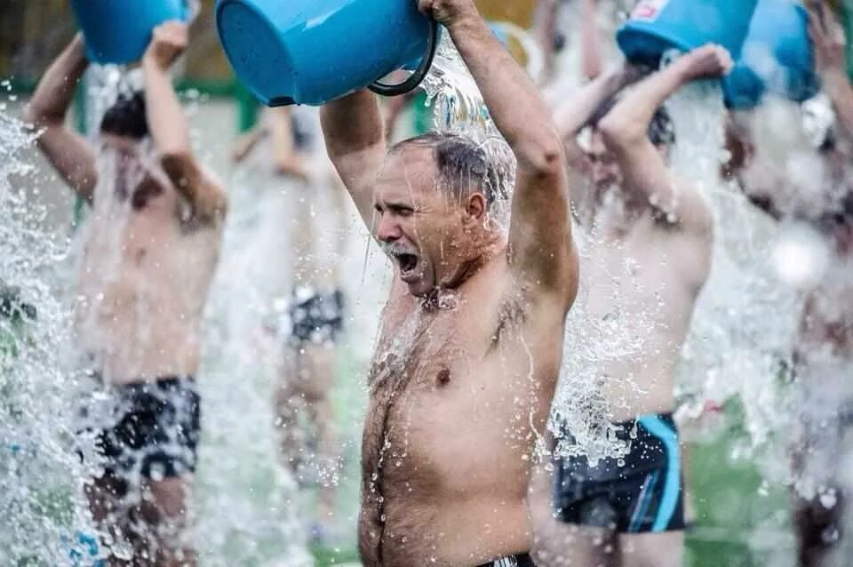 Закаливание. Обливание холодной водой. Обливание закаливание. Закаливание водой. После обливания холодной водой