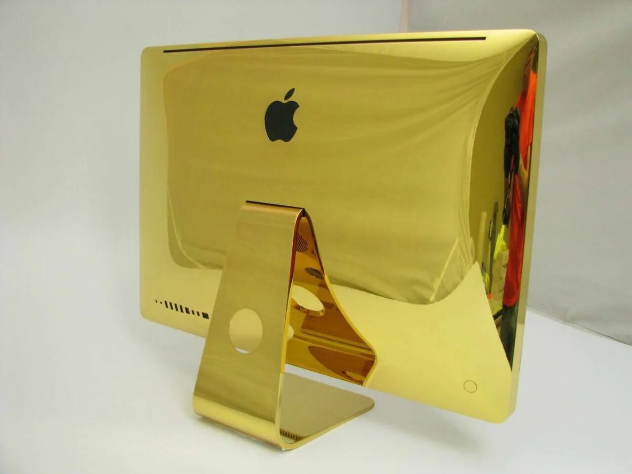 Компьютер gold. Apple IMAC золотой. Вещи от Эппл. Золотой компьютер. Золотой планшет.