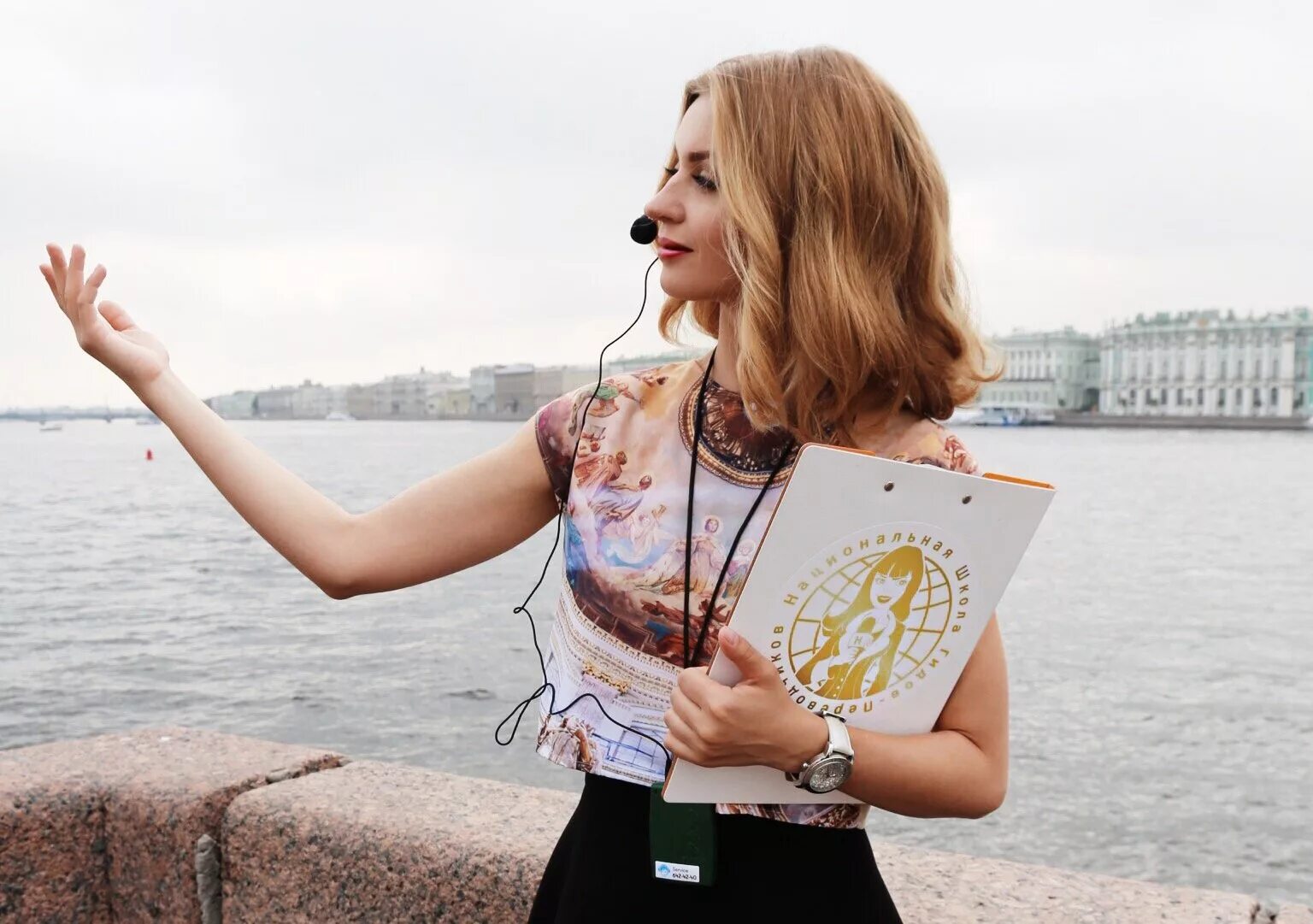 Туристский гид. Профессия гид экскурсовод. Инструктор в походе. Экскурсовод и туристы. Туристы на экскурсии.