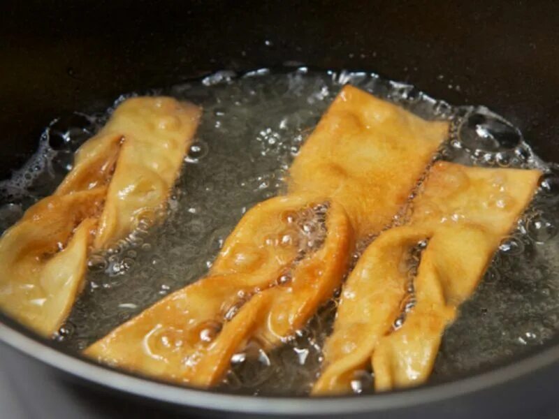 жарить баурсаки. жареное тесто в масле. жареное тесто на сковороде. булочки жареные в масле. сладкое жареное тесто.