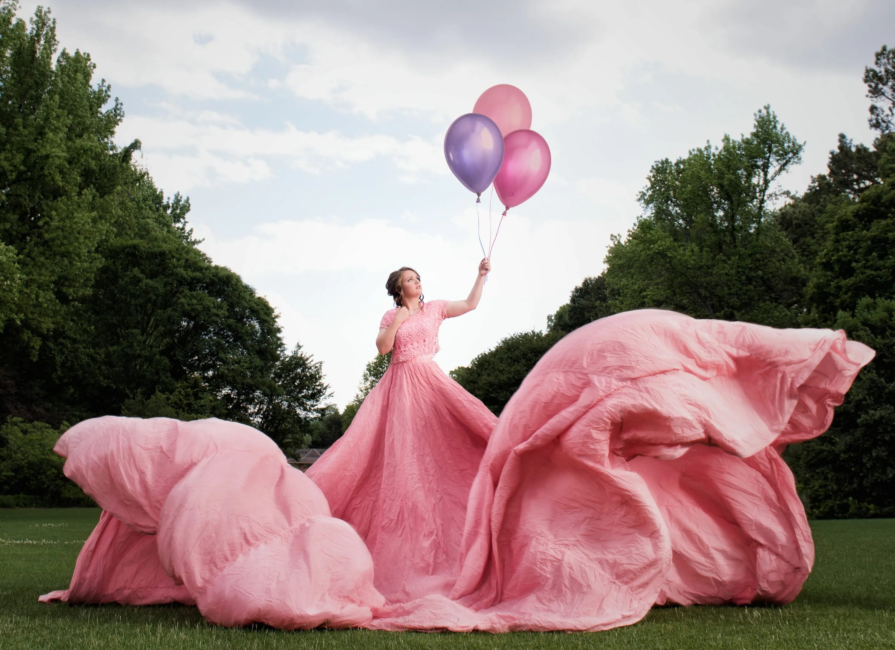 Платье парашют. Девушка в платье парашют. Платье парашют. Платье парашют 2023. Платье из парашютной ткани.