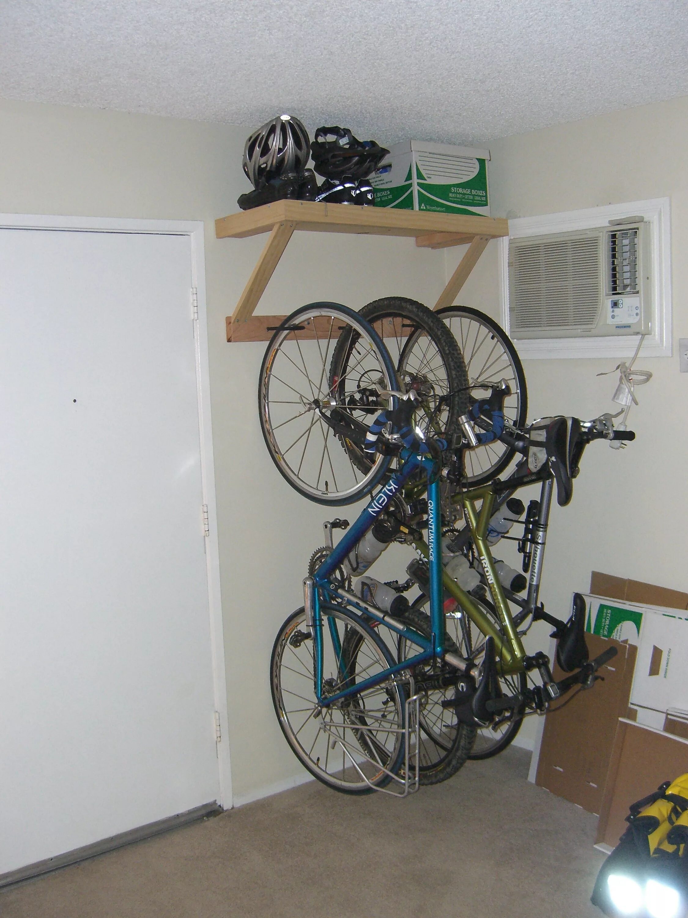 Велосипед в кладовке. Место для хранения велосипеда. Идеи для хранения велосипеда. Хранение велосипеда в кладовой.