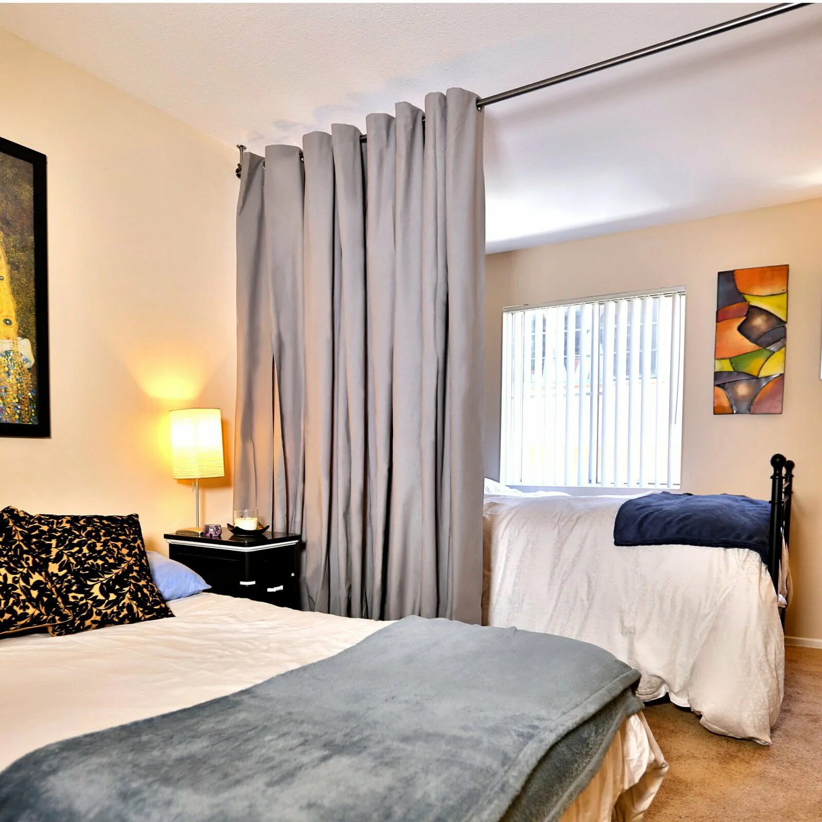 Разделить комнату на две зоны шторами. Перегородка штора для зонирования комнаты. Зонирование спальни. Гостиная и спальня в одной комнате. Зонирование комнаты занавеской.