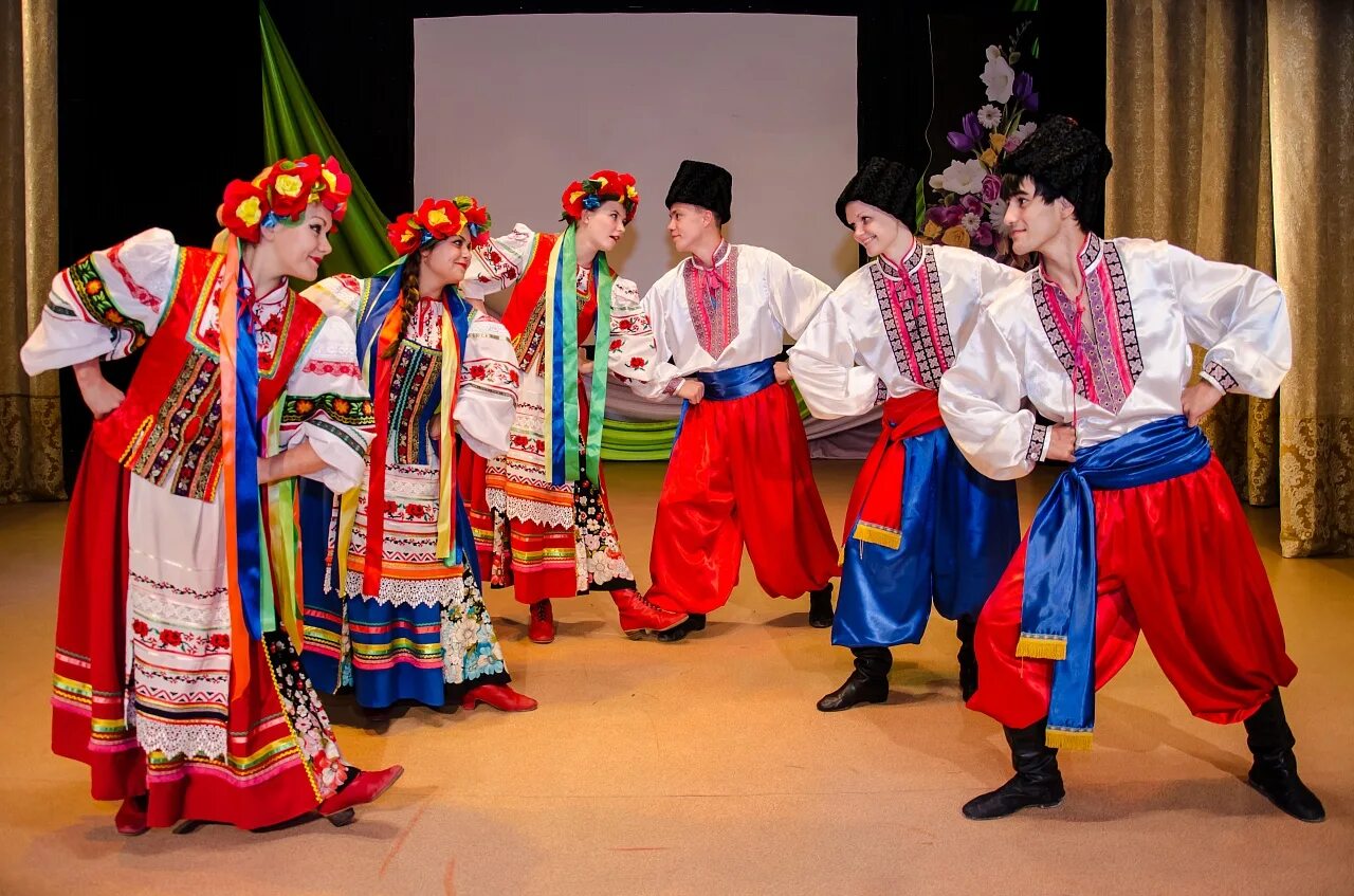1 украинский национальный. Народный танец украины гопак. гопак украинский народный танец. фольклорный танец. национальные танцы.