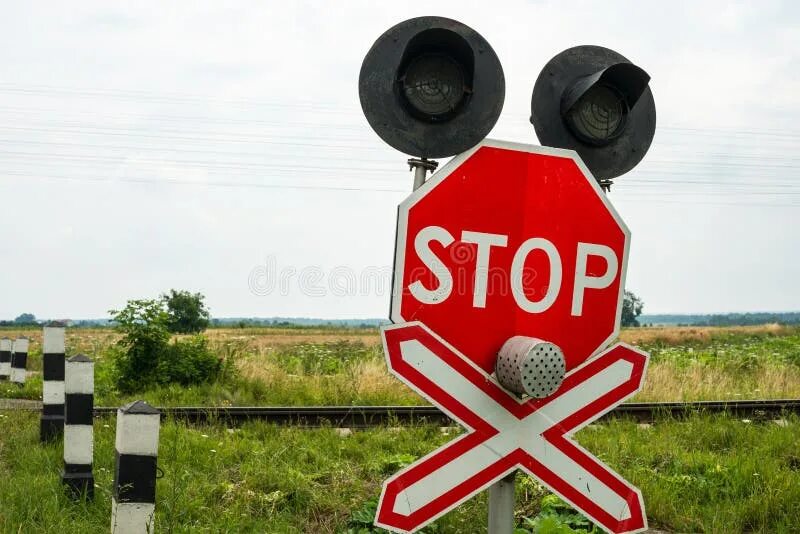 Дорожные знаки на переезде. Знак Железнодорожный переезд. Дорожный знак переезд. Железнодорожные знаки и светофоры. Знак ЖД переезд.