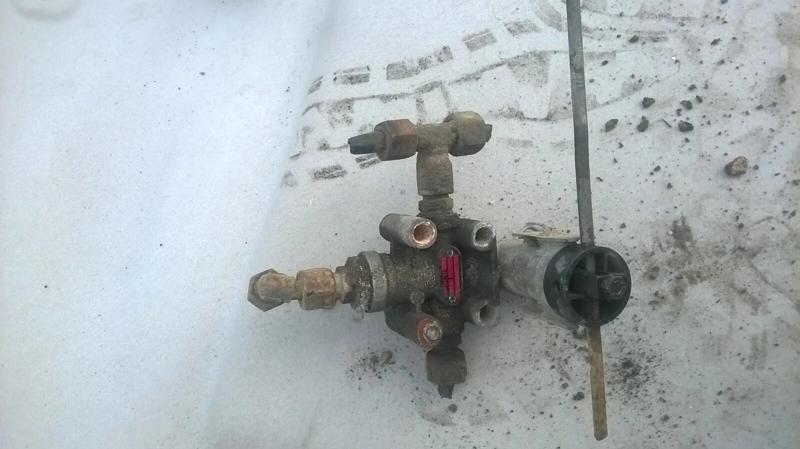 Главный кран уровня пола даф 105. Кран уровня кабины даф 105. Кран уровня пола daf 105. Кран абс даф 95 хф. 1343255 daf.