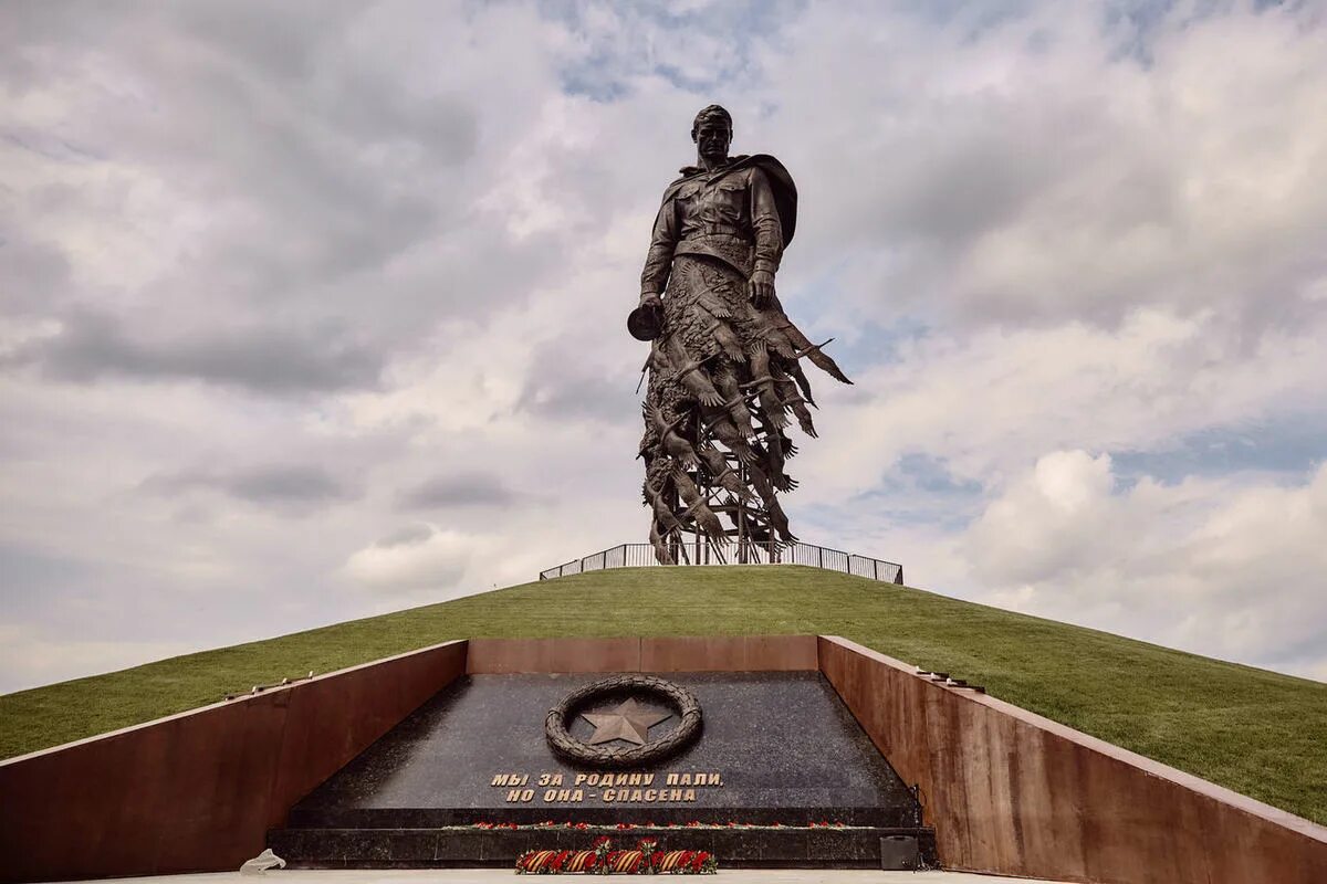 Какие есть военные памятники. Монумент советскому солдату Ржев. Мемориал советскому солдату под Ржевом. Памятник советскому солдату подо Ржевом. Ржев мемориальный комплекс.