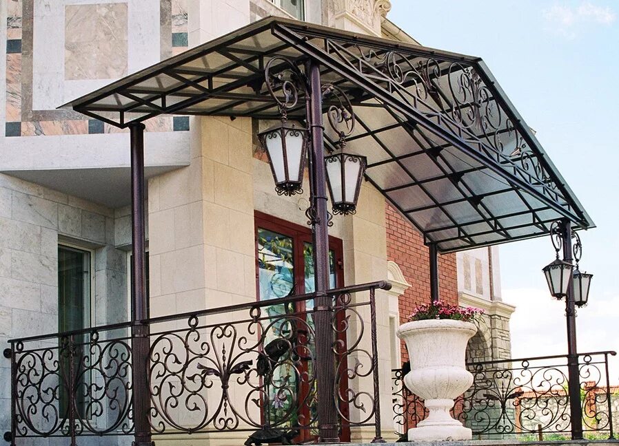 Навес над входом в дом. Навес над крыльцом. Навес над входом в дом. Входные козырьки херманн. Деревянный навес над крыльцом.