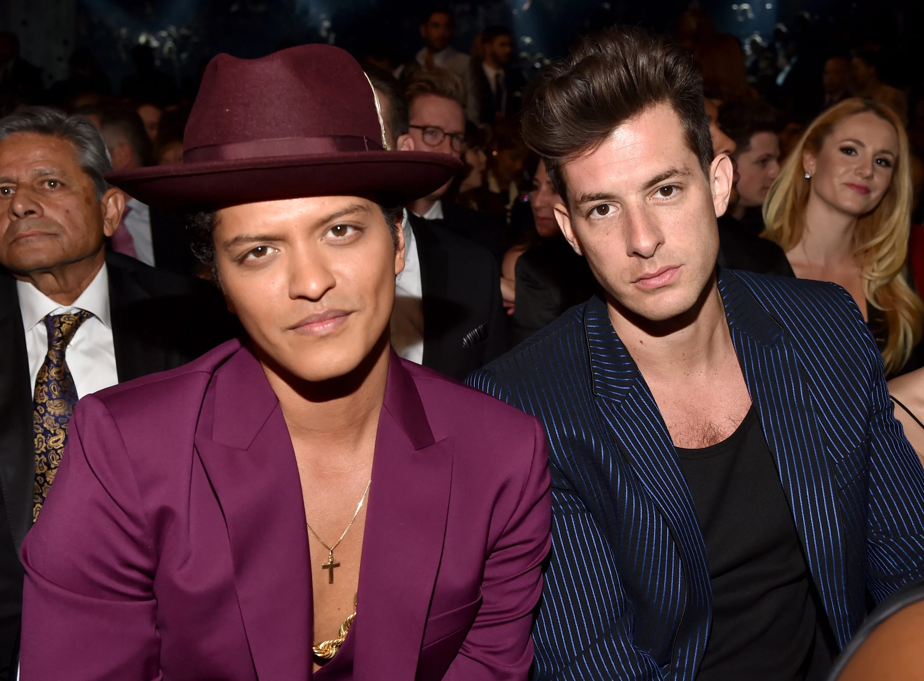 Mark mars. Марк ронсон и бруно марс. mark ronson bruno mars. марк ронсон и бруно марс uptown funk. бруно марс в розовом пиджаке.