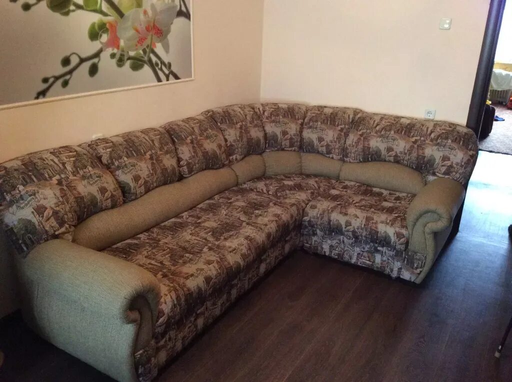 Перетянуть угловой диван. Обивка мягкой мебели углы. Переобивка углового дивана. Как перетянуть угловой диван. Обшивка старого углового дивана.