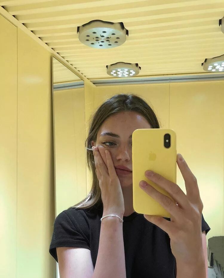 Девочка с айфоном в зеркале. Девушка с айфоном. девушка с айфоном в зеркале. девушка с айфоном селфи. девушка с айфоном 13.