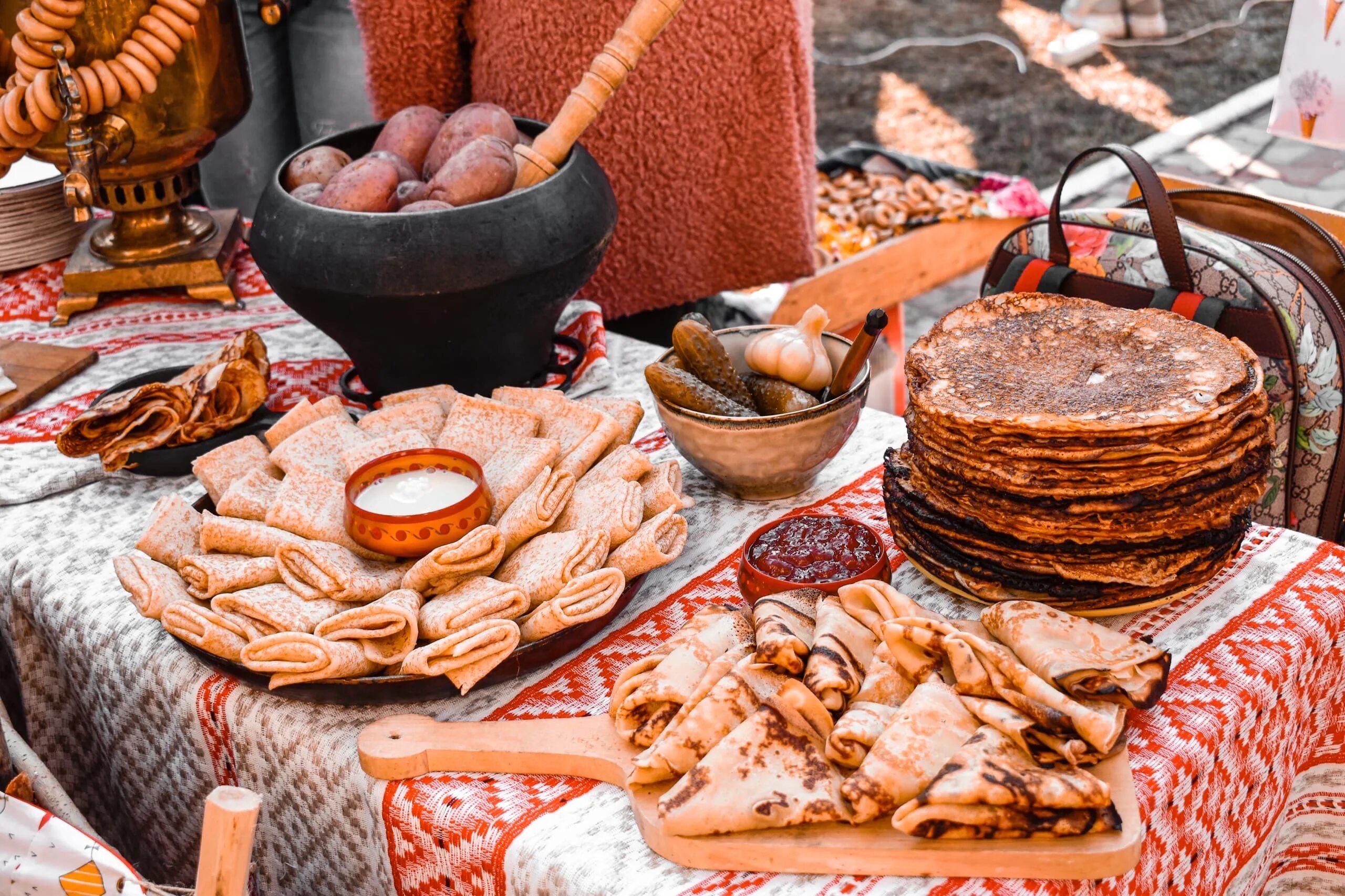 Стол на Масленицу. Угощения на Масленицу. Традиционные угощения на Масленицу. Праздничный стол на Масленицу. Первый блин второй знакомым третий